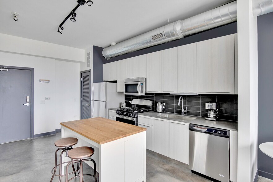 Building Photo - 1647 N Milwaukee Ave