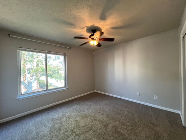 Building Photo - 1 Bedroom Apartment in Hampton Club – Move...