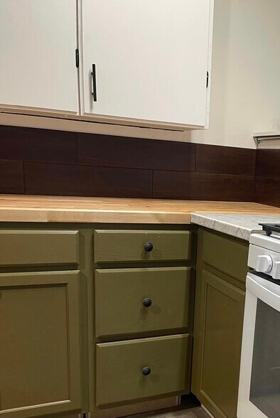 Building Photo - 308 5th St