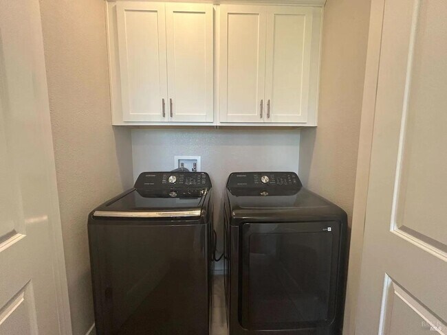 Building Photo - 312 Pear Tree Ter