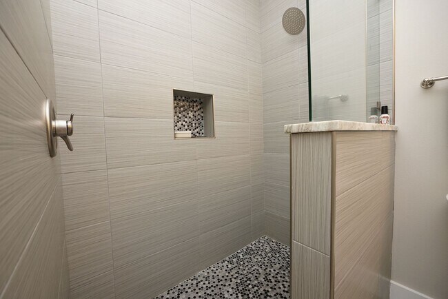 Building Photo - Newer Townhome Conveniently Located Near E...
