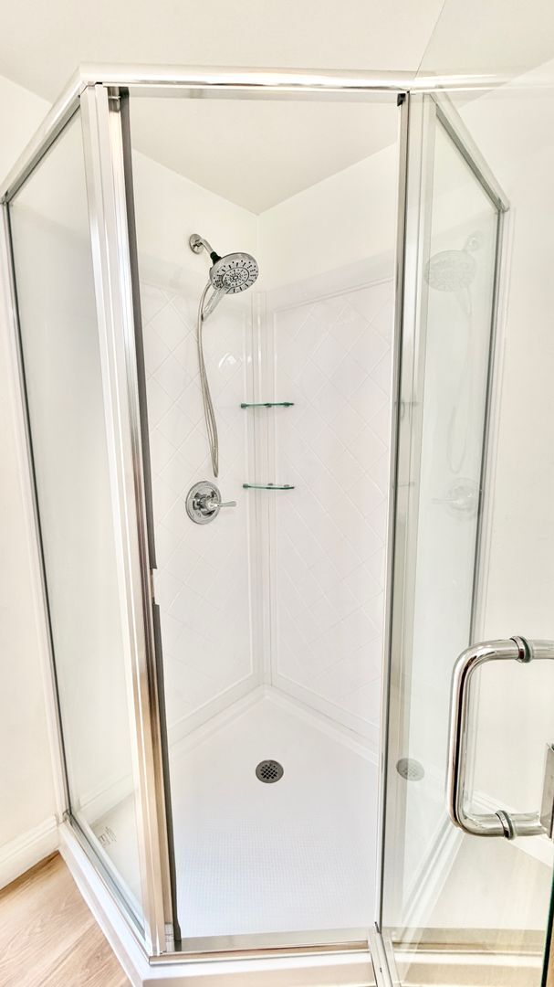 Building Photo - Beautiful Remodeled Upstairs Unit in Heart of Fallbrook with Laundry in Unit and Private Off-Stre...