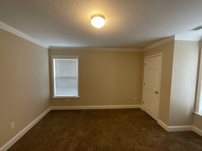 Building Photo - 852 Hamilton Ct