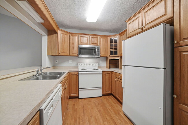 Building Photo - Beautiful 2 Bedroom Duplex Rental with Attached Garage $1700/Month