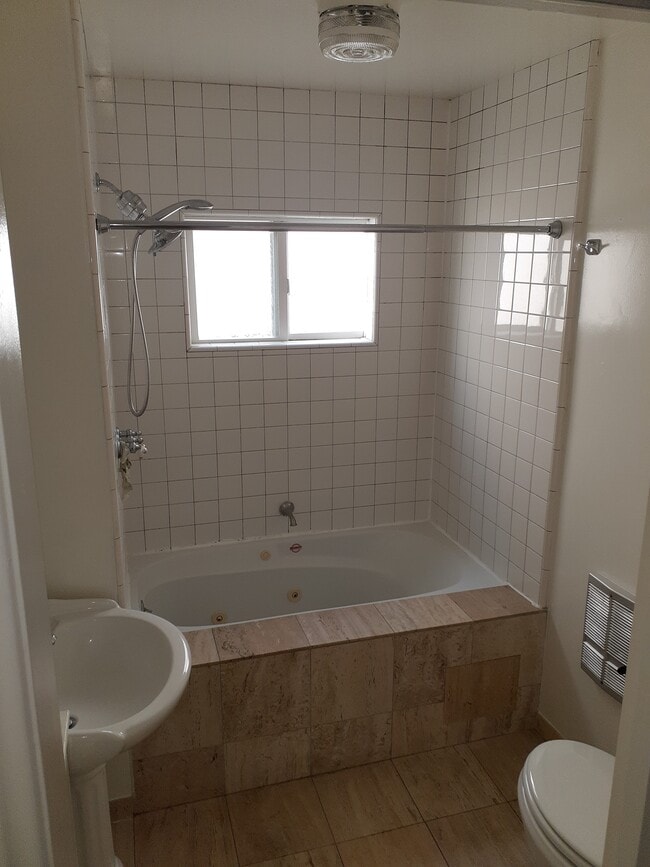 Second floor jacuzzi tub bathroom - 3512 Pacific Ave