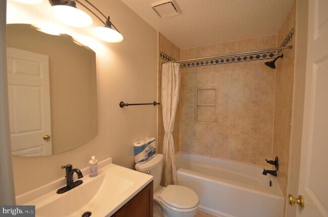 Building Photo - 10009 Vanderbilt Cir