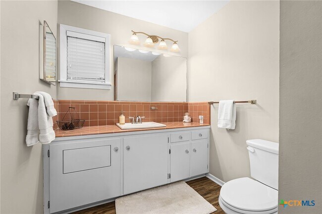 Building Photo - 2052 Gruene Rd