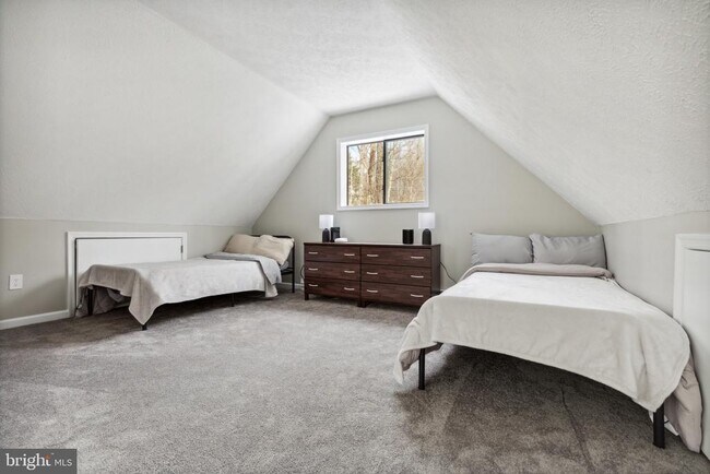 Building Photo - 20 Iowa Rd