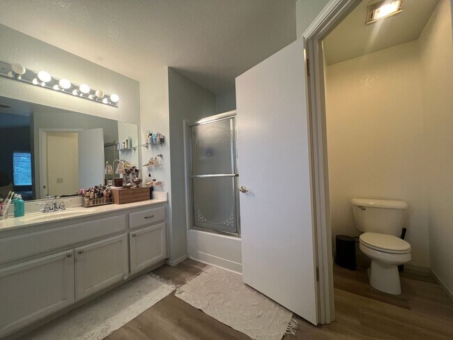 Building Photo - Wonderful 4 Bedroom Home Near Parks With Shopping Nearby!