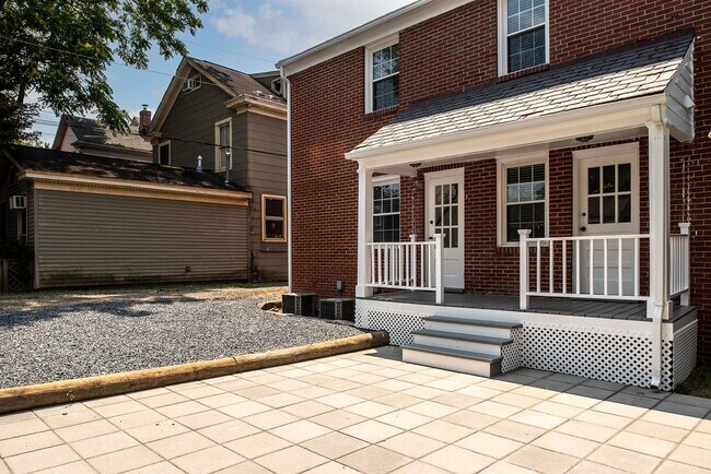 Building Photo - 819 Weedon St