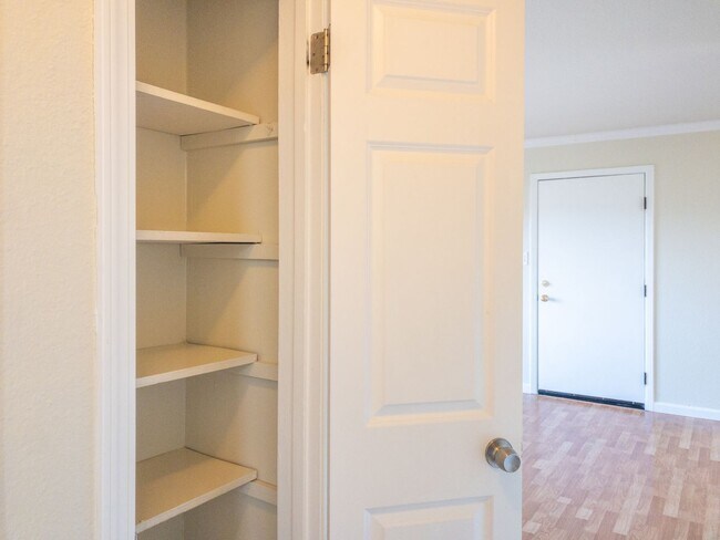 Building Photo - 2BD 1BA Recently Renovated Unit! Parking! ...