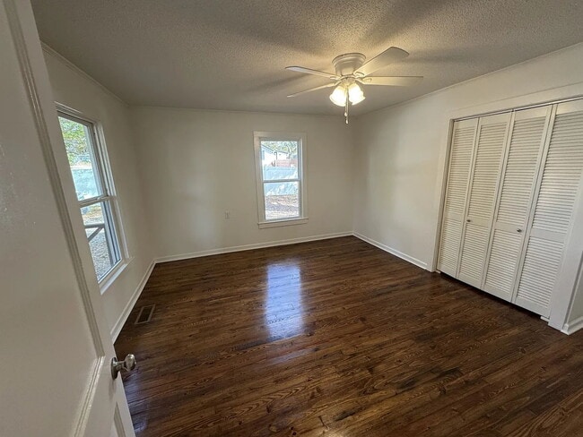 Building Photo - 2 Bed, 1 bath in Central