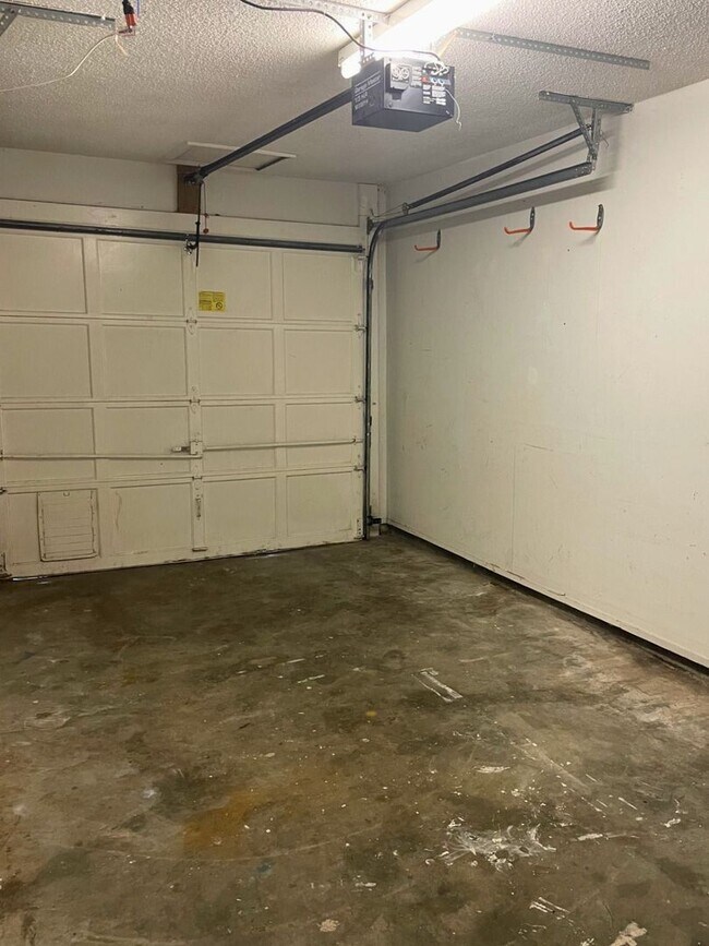 Building Photo - Prime Location , Pool and Grass cutting included!!!