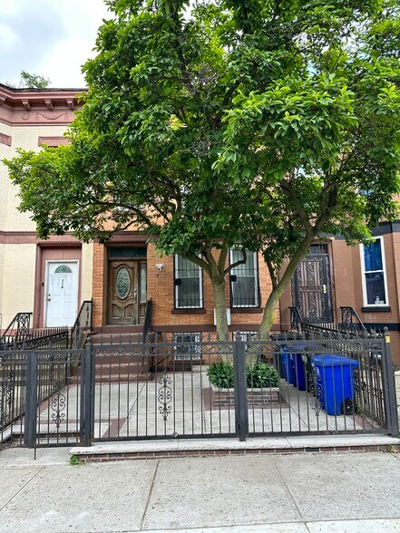 Building Photo - 712 Lexington Ave