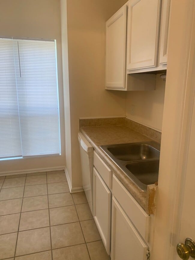 Building Photo - Great NW RALEIGH location-2 brm 2 bath ~ F...