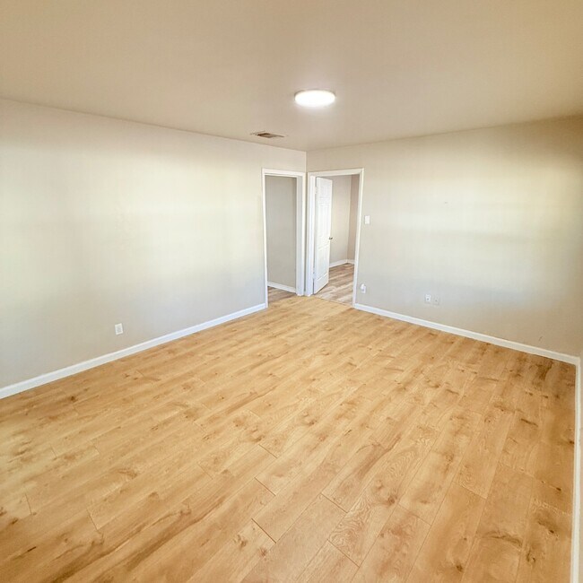 Building Photo - 4004 SE 25th St