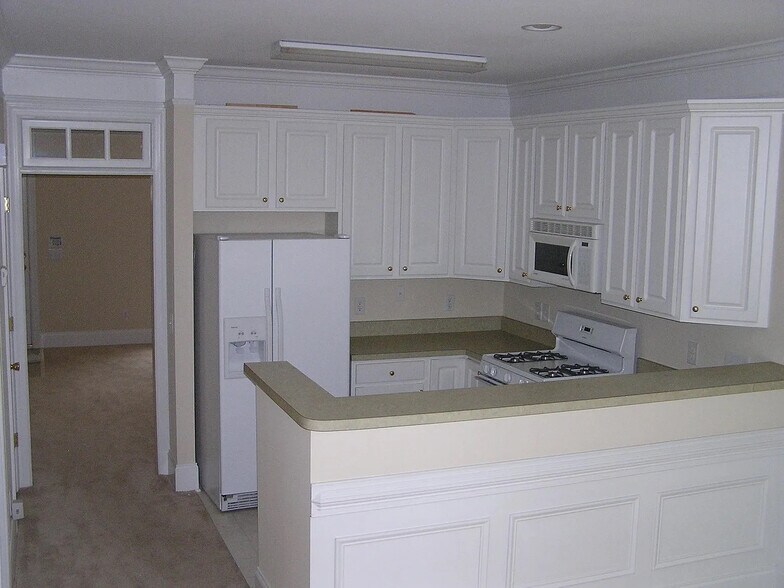 Building Photo - Room in Townhome on Windermere Dr