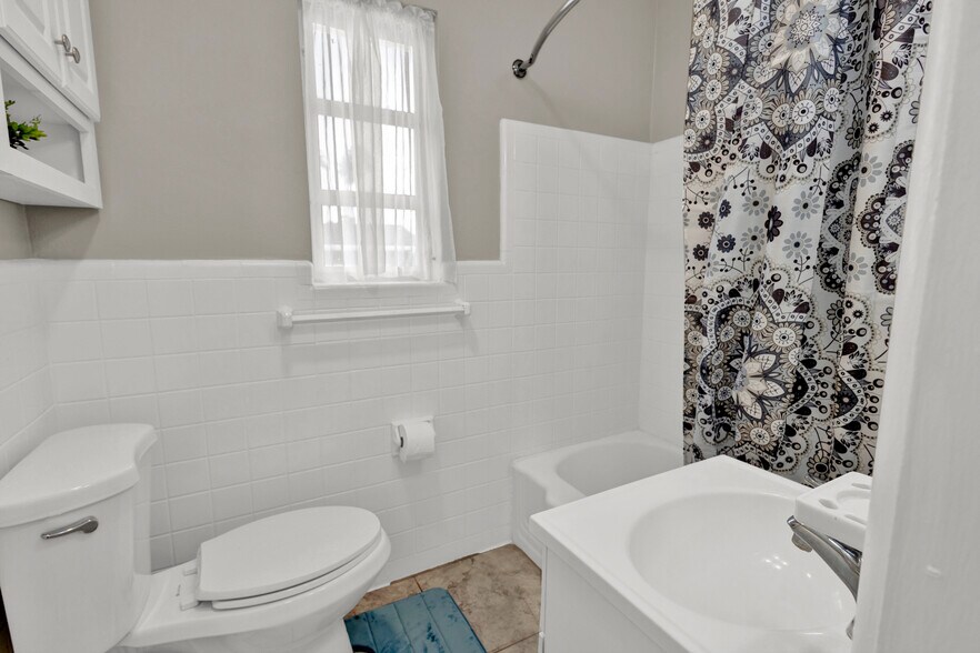 1.5 bathroom - 7464 Old Kings Rd S