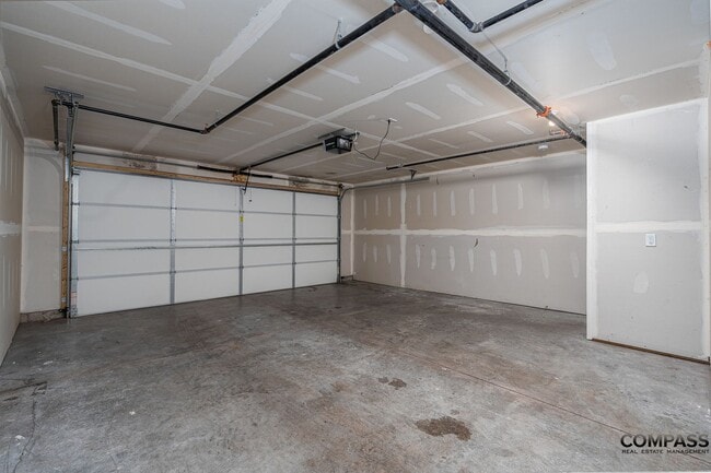 Building Photo - SPACIOUS AND MODERN TOWNHOME