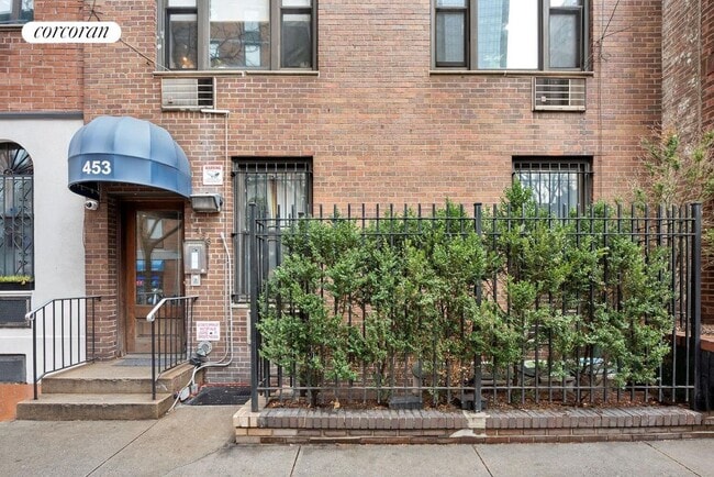Building Photo - 453 W 43rd St