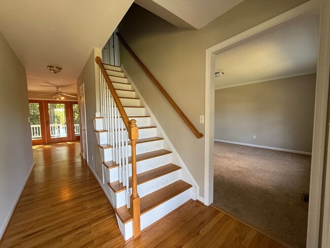 Building Photo - 1721 Honeysuckle Ln