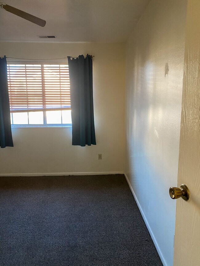 Building Photo - Cozy 2 Bedroom Apartment