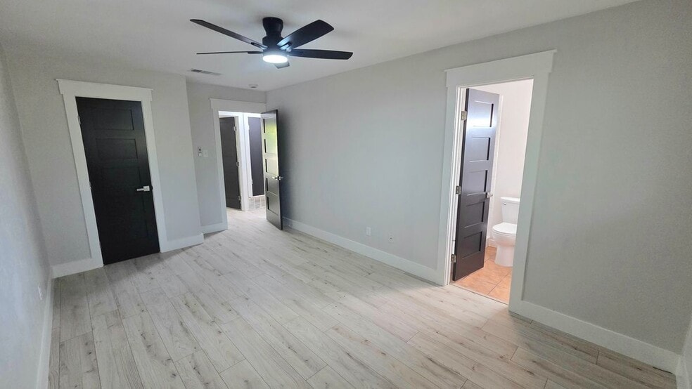 Building Photo - 411 Woodcrest Way
