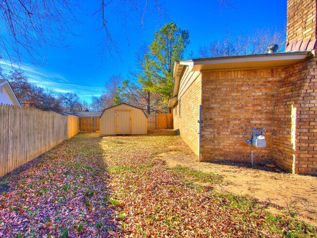 Building Photo - 3 Bed 2 Bath 2 Car Garage in Shawnee!
