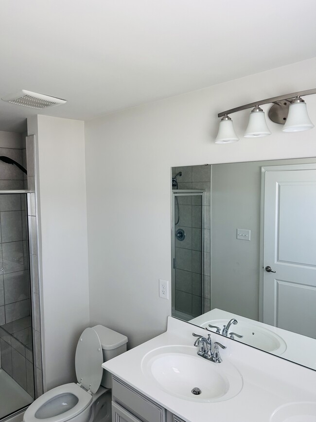 Building Photo - 3402 Foxglove Dr