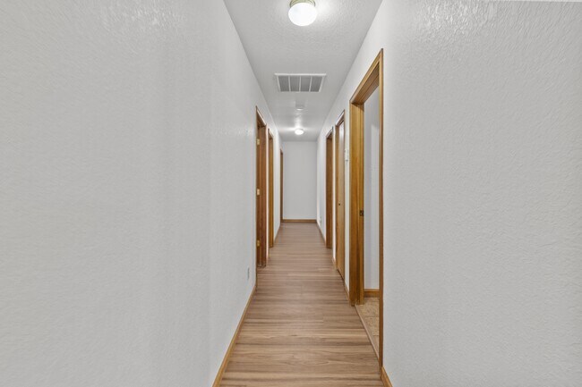 Building Photo - 103 E Miller Ct