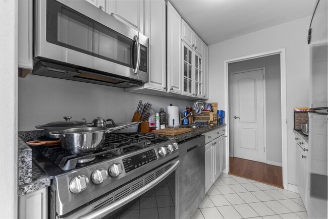 Building Photo - 225 St Pauls Ave