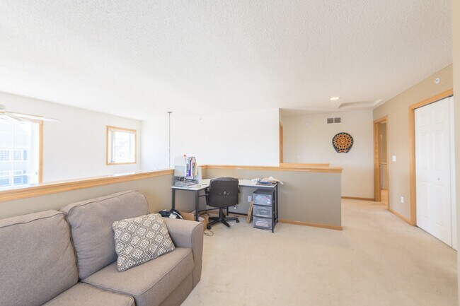 Building Photo - Awesome 2 bed townhouse in plymouth!