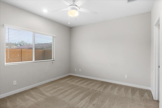 Building Photo - 993 E Cactus Wren Dr