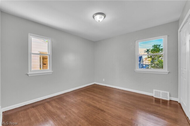 Building Photo - 5535 Oakwood Ave