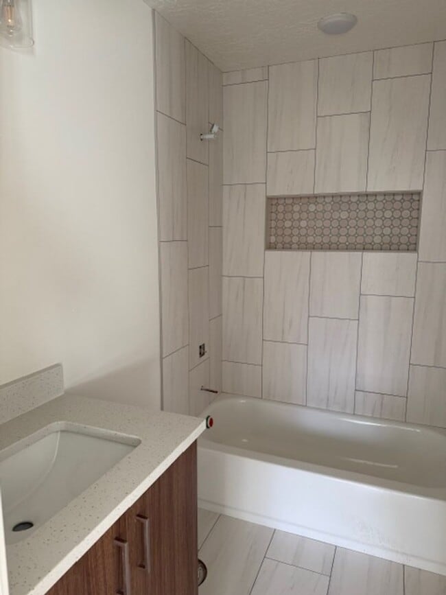 Building Photo - Beautiful townhome with 2 car garage, Central Air and Master Suite