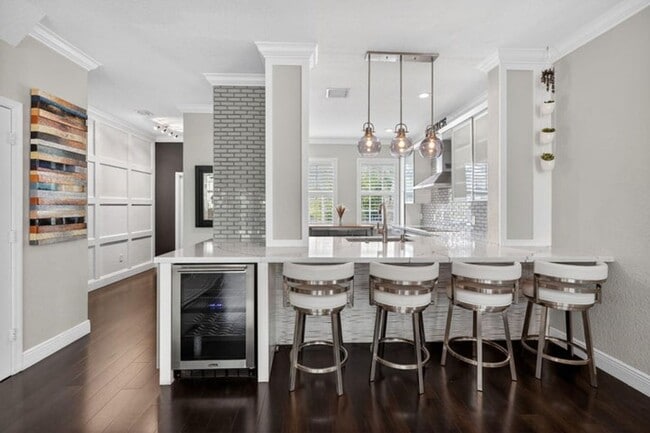 Building Photo - 203 E Thatch Palm Cir