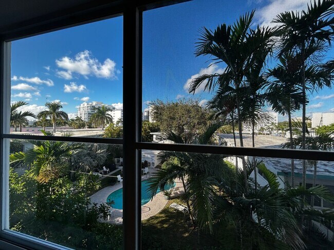 Building Photo - Large Updated 1 Bedroom 1.5 Bath Condo - Steps from Fort Lauderdale Beach!