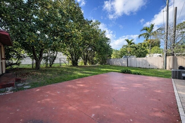 Building Photo - 550 SW 115th Ave