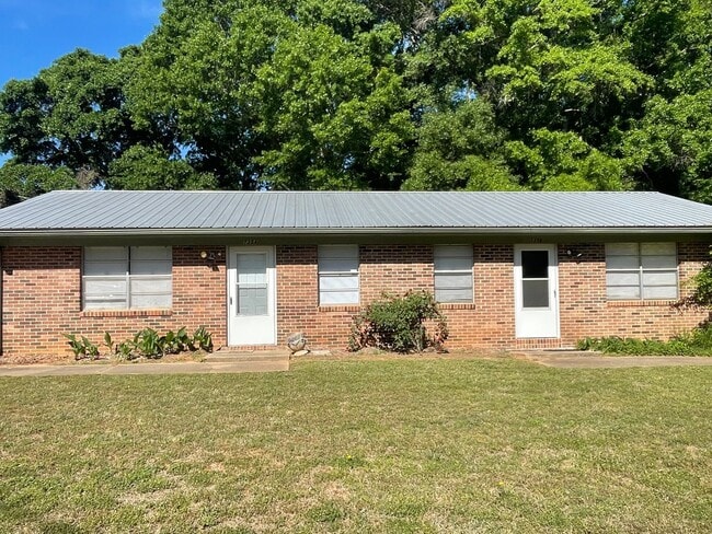 Building Photo - 1 Bedroom, 1 Bath Duplex Apartment on the Eastside! Available now!