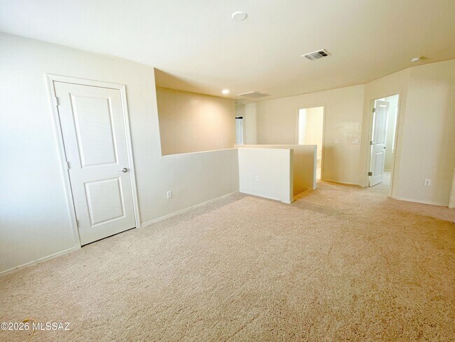 Building Photo - 866 E Artesia Pl