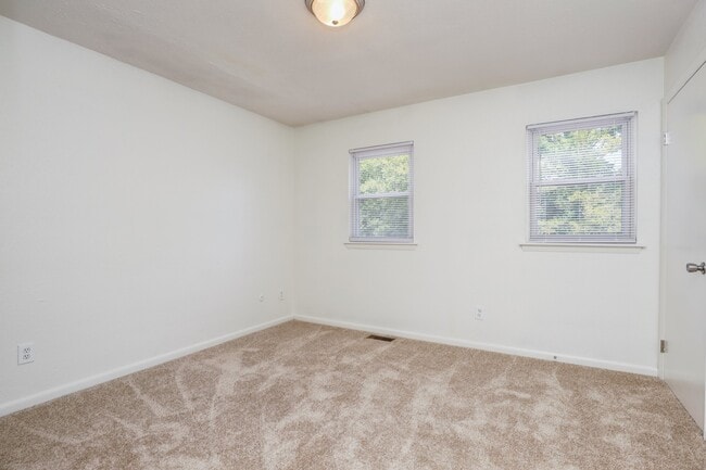 Building Photo - 2401 Shamrock Gardens Dr