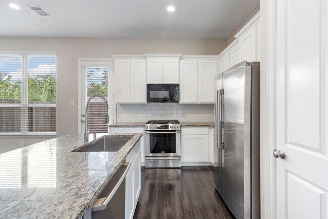 Building Photo - 5021 Lehman Oaks Dr