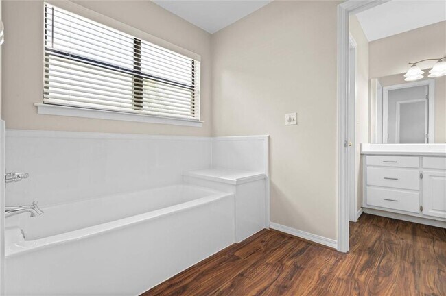 Building Photo - 2609 Longleaf Dr