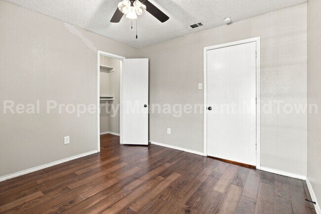 Building Photo - 2427 Indigo Ln