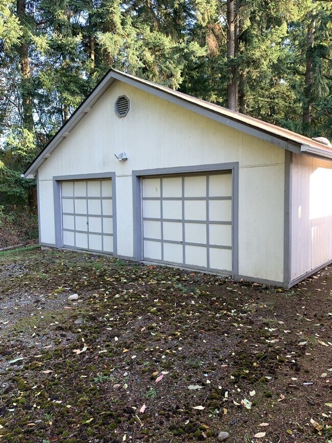 Building Photo - Stunning manufactured home w/detached garage!