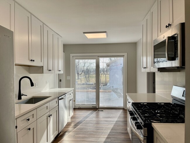 Building Photo - 15 Bradley Ln