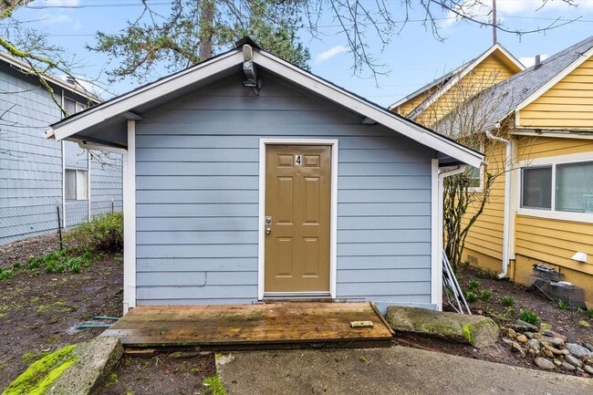 Building Photo - Charming Studio Apartment in Lakewood