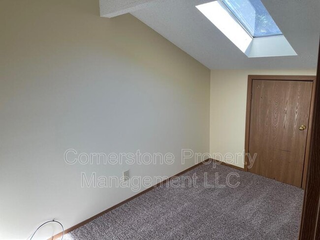 Building Photo - 807 Maple Ln