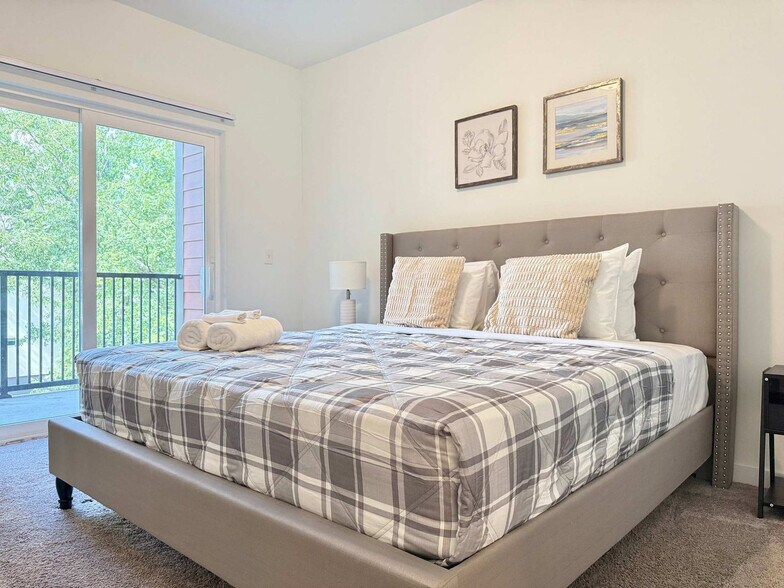 Building Photo - 525 Parkway Dr NE