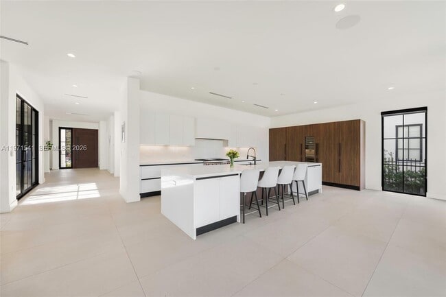 Building Photo - 885 NE 76th St